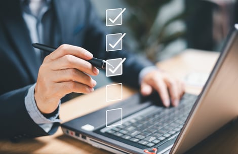 AdobeStock_684443124 computer checklist